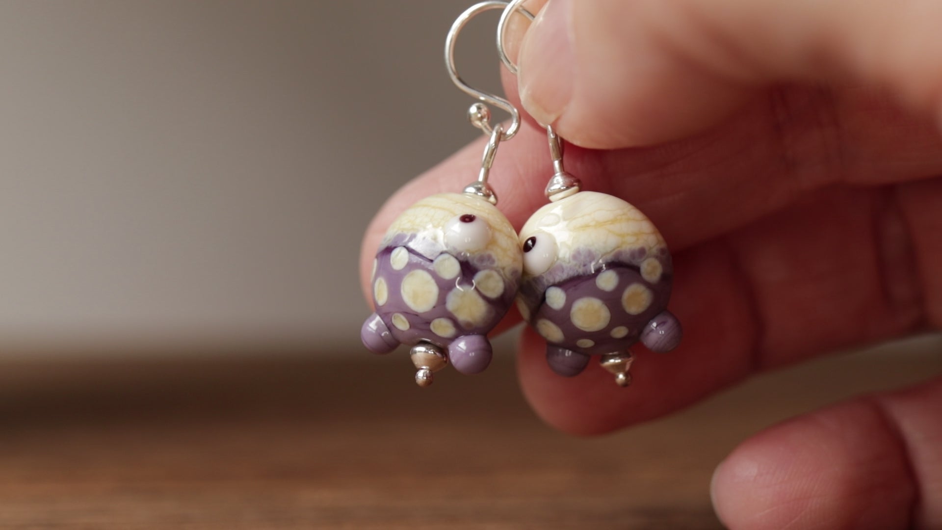 Vidéo Boucles d'Oreilles Fantaisies Petits Poissons violet en Argent