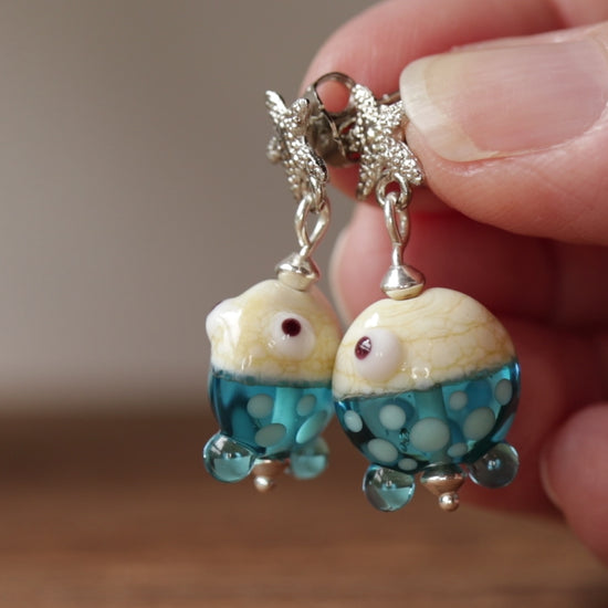 Vidéo Boucles d'Oreilles Fantaisies Etoile de Mer et Petits Poissons turquoise