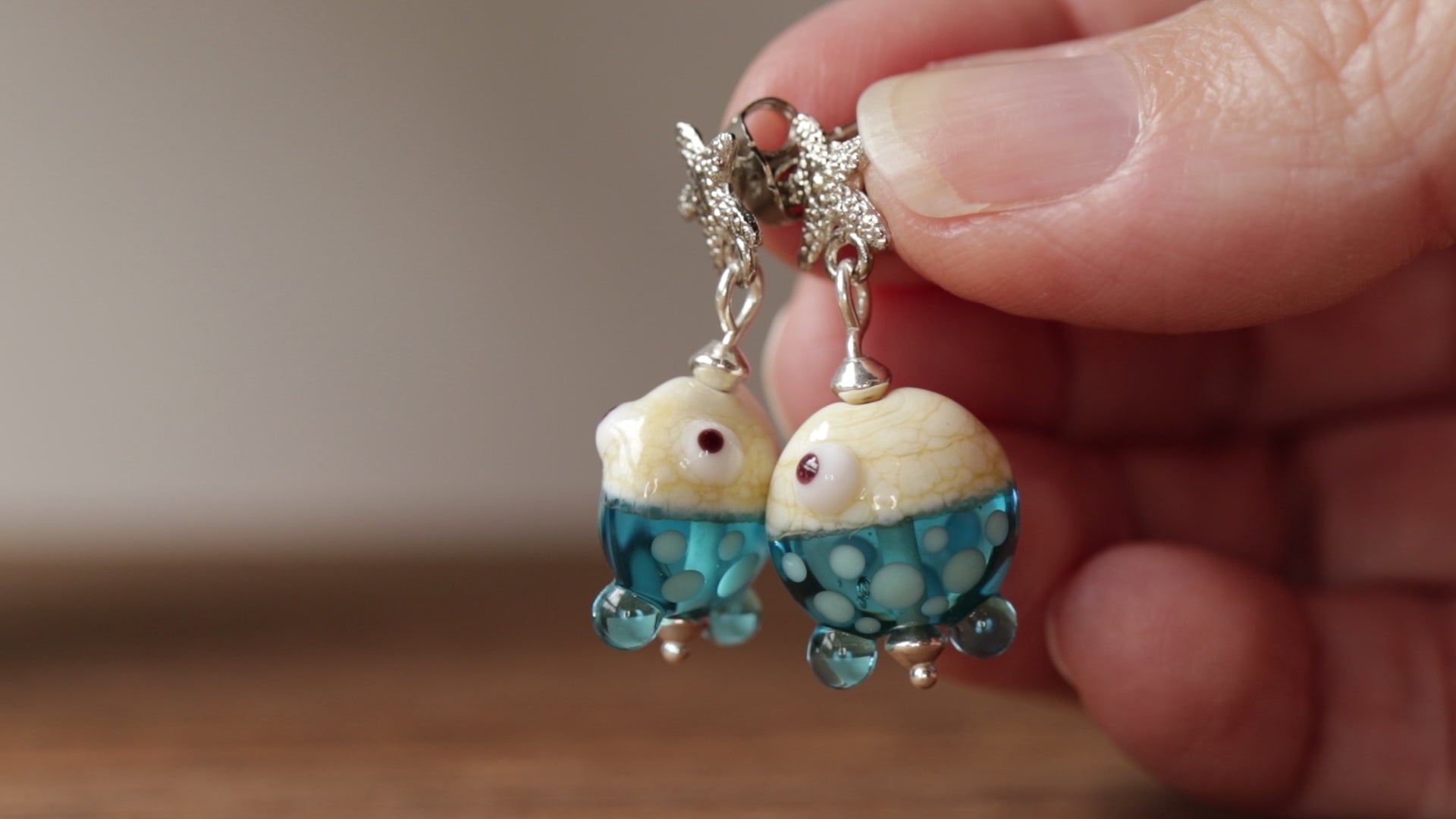 Vidéo Boucles d'Oreilles Fantaisies Etoile de Mer et Petits Poissons turquoise