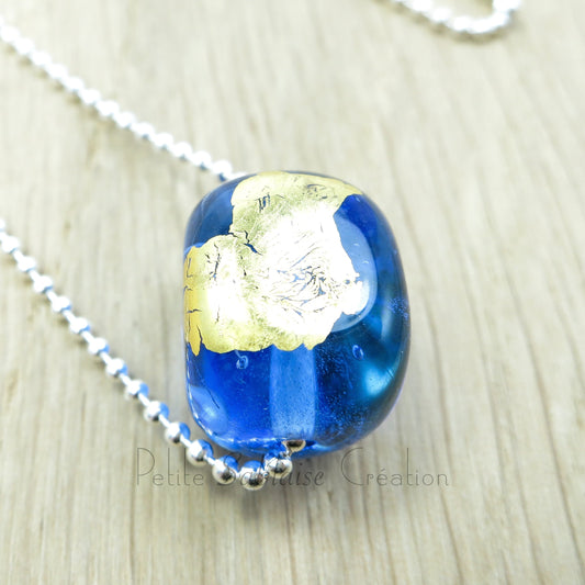 Collier Artisanal long, Perle Bleue ornée d'une feuille d'Or